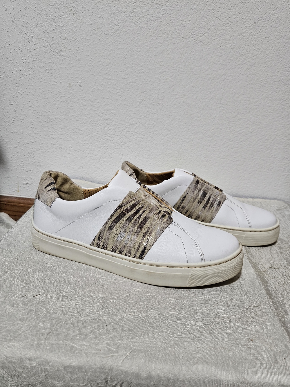 THE FLEXX White Slip-On Sneakers with Tan Striped Accents
